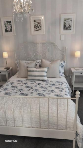 66 Chaucer B&B with Complimentary Breakfast